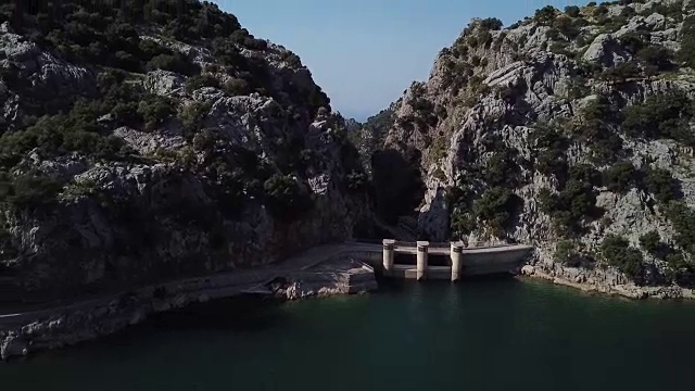 山中有水库，峡谷有壁视频素材