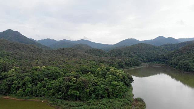 4 k鸟瞰图。接下来是雨季的绿色森林和湖泊视频素材