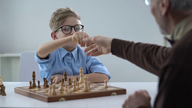 老男人和下棋天才小男孩握手尊敬老师视频素材