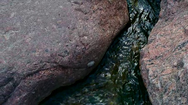 小溪中的石头与平滑的水流。视频素材