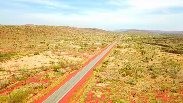 穿越内陆的偏远公路视频素材