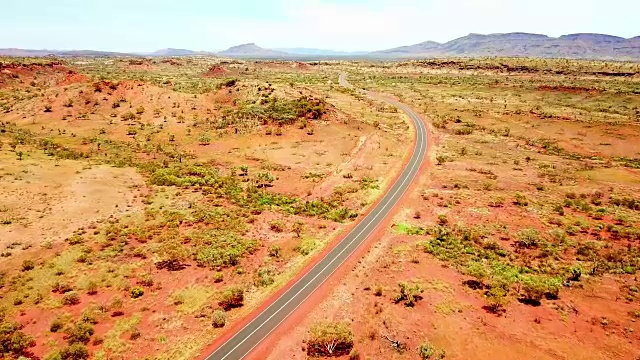 穿越内陆的偏远公路视频素材