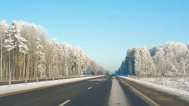 在一个阳光明媚的冬日里，在令人惊叹的高速公路上行驶视频素材