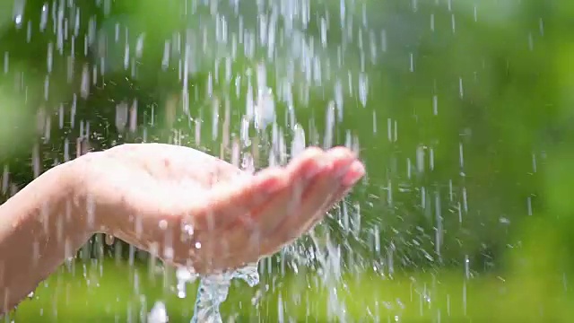 水倒在女人的手里。世界水日的概念。视频下载