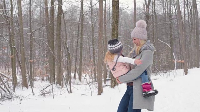 母女俩在一条被雪覆盖的小路上视频素材