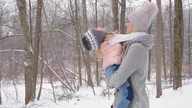 母女俩在一条被雪覆盖的小路上视频素材