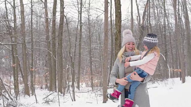 母女俩在一条被雪覆盖的小路上视频素材