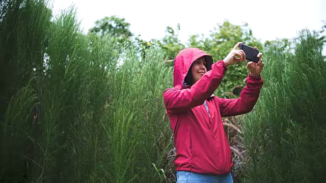 亚洲女性用手机拍照视频素材