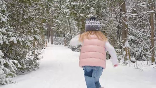 年轻的女孩在雪道上奔跑视频素材