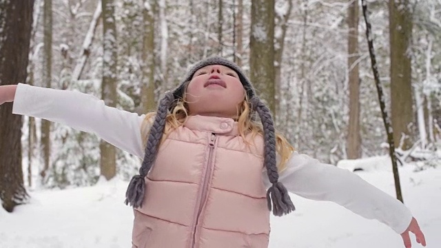 小女孩用舌头接雪花视频素材