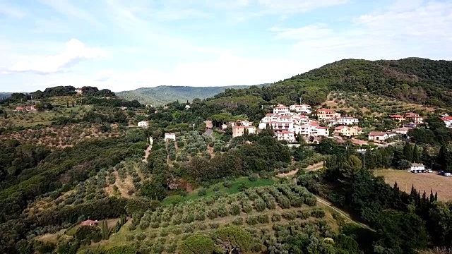 Castagneto Carducci，利沃诺，托斯卡纳，意大利。乡村山谷的鸟瞰图视频素材