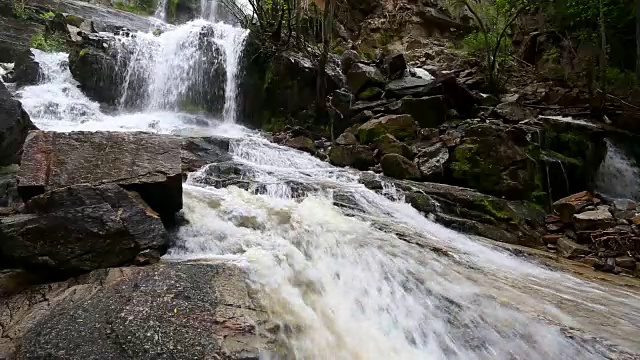 Naramata Creek公园瀑布视频素材