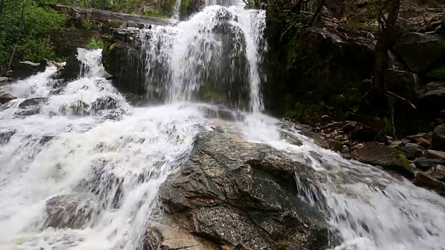 Naramata Creek公园瀑布视频素材