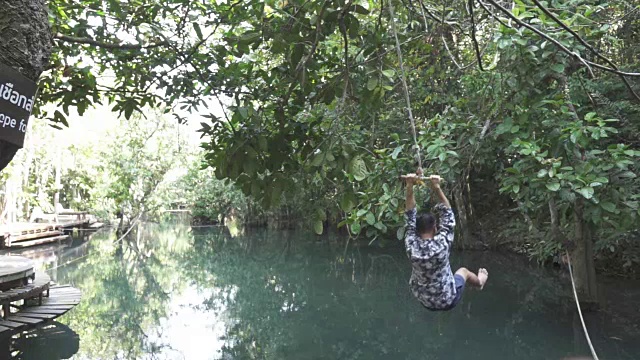 慢镜头男人们跳进河里视频素材