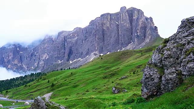 雨后的美丽风景白云石意大利石灰岩山视频素材