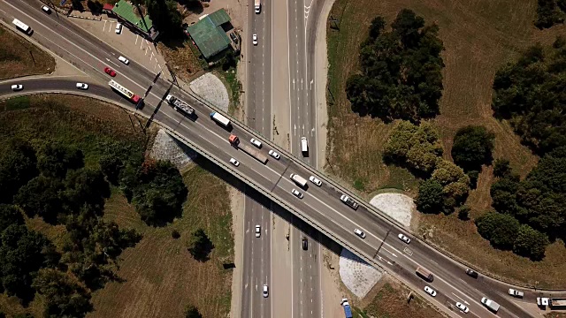 交通交叉路口鸟瞰图，交通交叉路口从上往下看有环形道路。视频素材