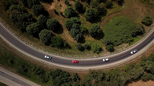 交通交叉路口鸟瞰图，交通交叉路口从上往下看有环形道路。视频素材