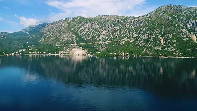 鸟瞰科托尔湾及沿岸村庄视频素材