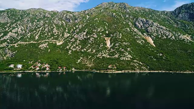 鸟瞰科托尔湾及沿岸村庄视频素材