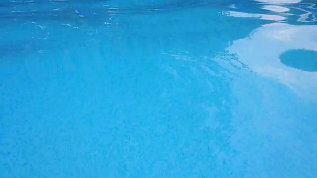 碧蓝清澈的水面视频下载