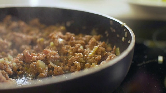 在平底锅里把肉剁碎，用来做肉酱视频素材