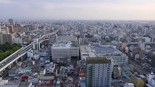 大阪市的空中全景图。繁忙的公路和铁路交通。从上往下看，是新世道市区。视频素材