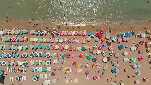 鸟瞰爱琴海海滩上的雨伞视频素材