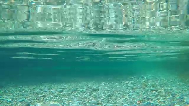 水下河床清澈的水河流岩石视频素材