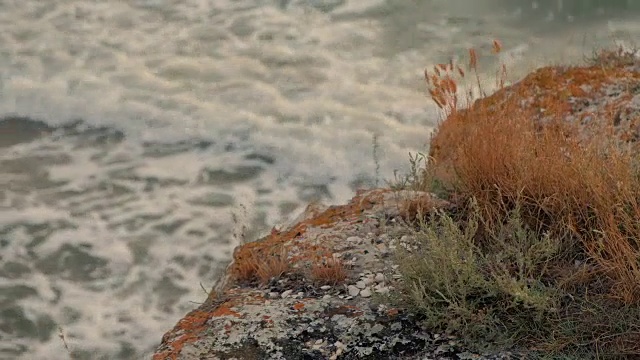 从海岸岩石俯瞰大海视频素材