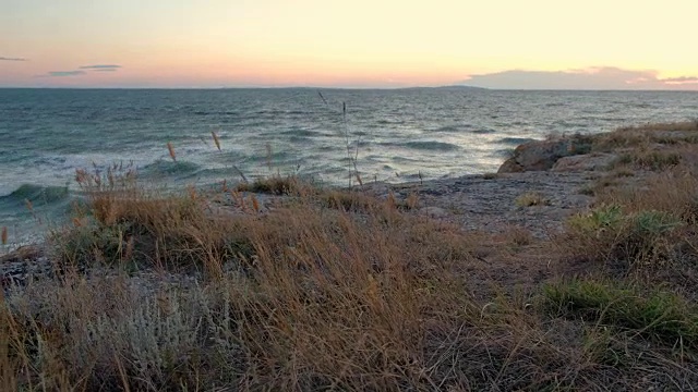 海岸岩石形成的风景视频素材