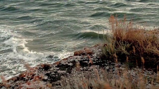 美丽的海景与岩石海岸视频素材