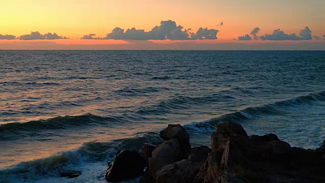 夕阳下的大海。傍晚美丽的海边视频素材