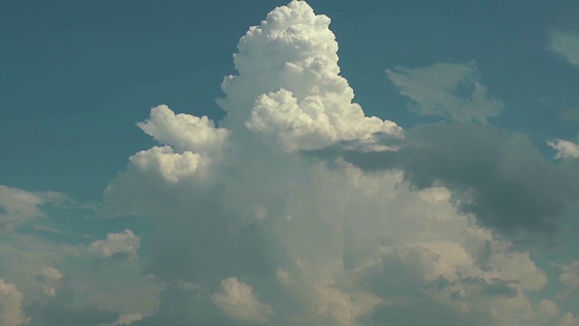 积云雨云移动天空视频素材