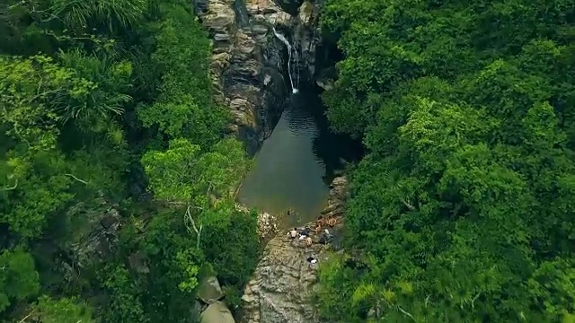 岩石河与瀑布在热带森林空中景观。山瀑布和石头河在热带雨林无人机的观点。野生自然景观视频素材