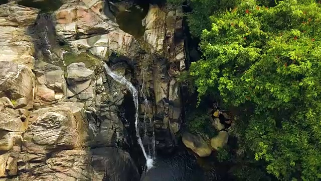 高山瀑布和岩石河在雨林鸟瞰图。在热带森林鸟瞰瀑布瀑布流山区河流视频素材