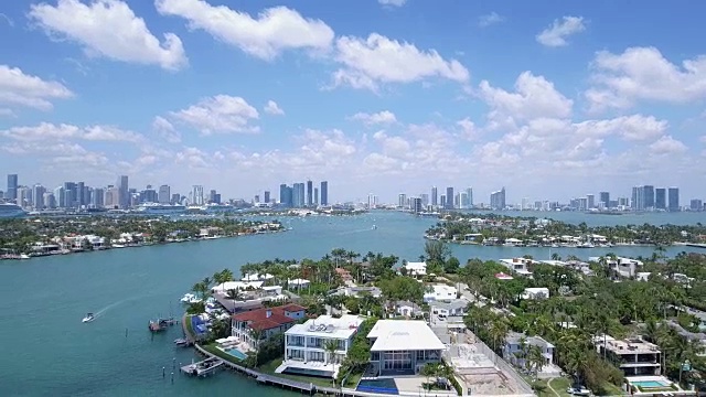 迈阿密住宅和水的航拍，背景是邮轮和建筑物视频素材