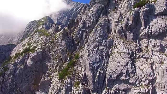 高的山脉。在德国Garmisch Paterkirchen附近的阿尔卑斯景观上空拍摄。中欧神奇的地方。视频素材