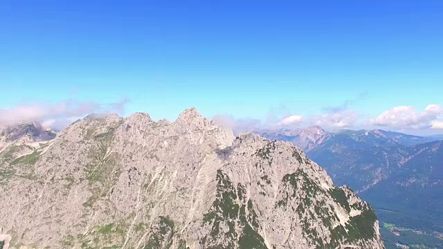 高的山脉。在德国Garmisch Paterkirchen附近的阿尔卑斯景观上空拍摄。中欧神奇的地方。视频素材