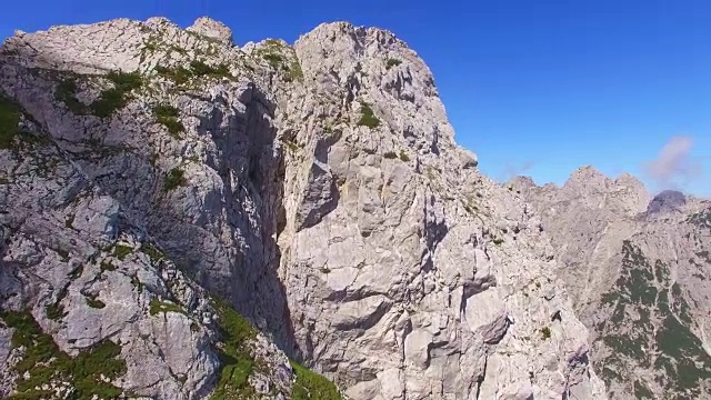 高的山脉。在德国Garmisch Paterkirchen附近的阿尔卑斯景观上空拍摄。中欧神奇的地方。视频素材