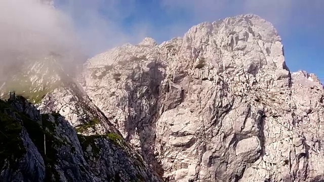 高的山脉。在德国Garmisch Paterkirchen附近的阿尔卑斯景观上空拍摄。中欧神奇的地方。视频素材