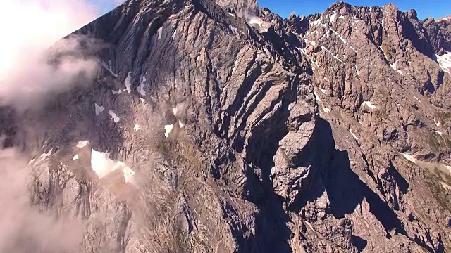 高的山脉。在德国Garmisch Paterkirchen附近的阿尔卑斯景观上空拍摄。中欧神奇的地方。视频素材