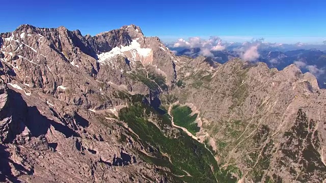 高的山脉。在德国Garmisch Paterkirchen附近的阿尔卑斯景观上空拍摄。中欧神奇的地方。视频素材