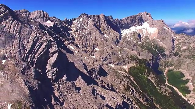 高的山脉。在德国Garmisch Paterkirchen附近的阿尔卑斯景观上空拍摄。中欧神奇的地方。视频素材