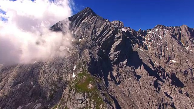 高的山脉。在德国Garmisch Paterkirchen附近的阿尔卑斯景观上空拍摄。中欧神奇的地方。视频素材