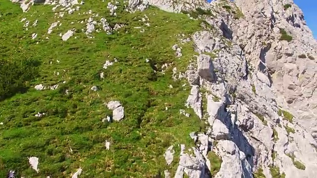 高的山脉。在德国Garmisch Paterkirchen附近的阿尔卑斯景观上空拍摄。中欧神奇的地方。视频素材