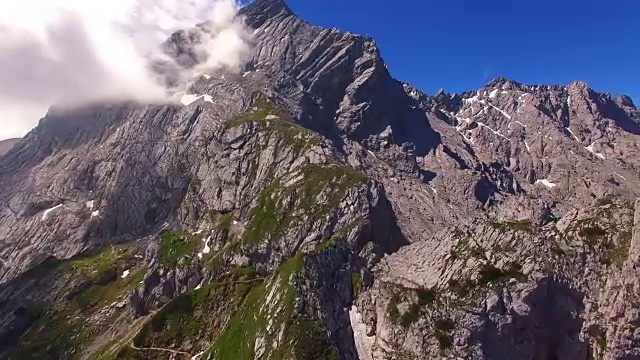 高的山脉。在德国Garmisch Paterkirchen附近的阿尔卑斯景观上空拍摄。中欧神奇的地方。视频素材