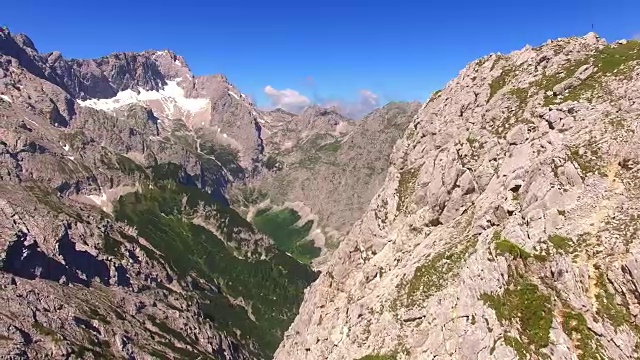 高的山脉。在德国Garmisch Paterkirchen附近的阿尔卑斯景观上空拍摄。中欧神奇的地方。视频素材