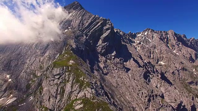 高的山脉。在德国Garmisch Paterkirchen附近的阿尔卑斯景观上空拍摄。中欧神奇的地方。视频素材