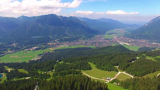 高的山脉。在德国Garmisch Paterkirchen附近的阿尔卑斯景观上空拍摄。中欧神奇的地方。视频素材