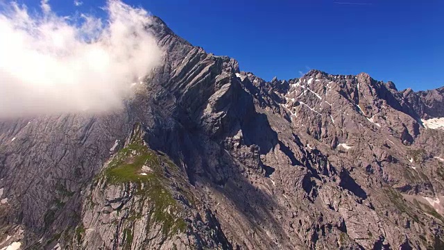 高的山脉。在德国Garmisch Paterkirchen附近的阿尔卑斯景观上空拍摄。中欧神奇的地方。视频素材